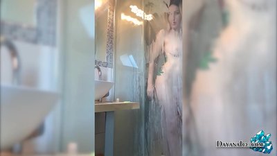 육즙이 많은 엉덩이를 가진 아기는 샤워에서 자위한다.