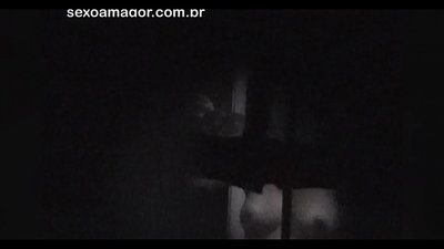 블론디는 중공 벽돌 뒤에 숨겨진 이웃 뱃사공에 의해 비밀리에 비디오에 녹화됩니다.